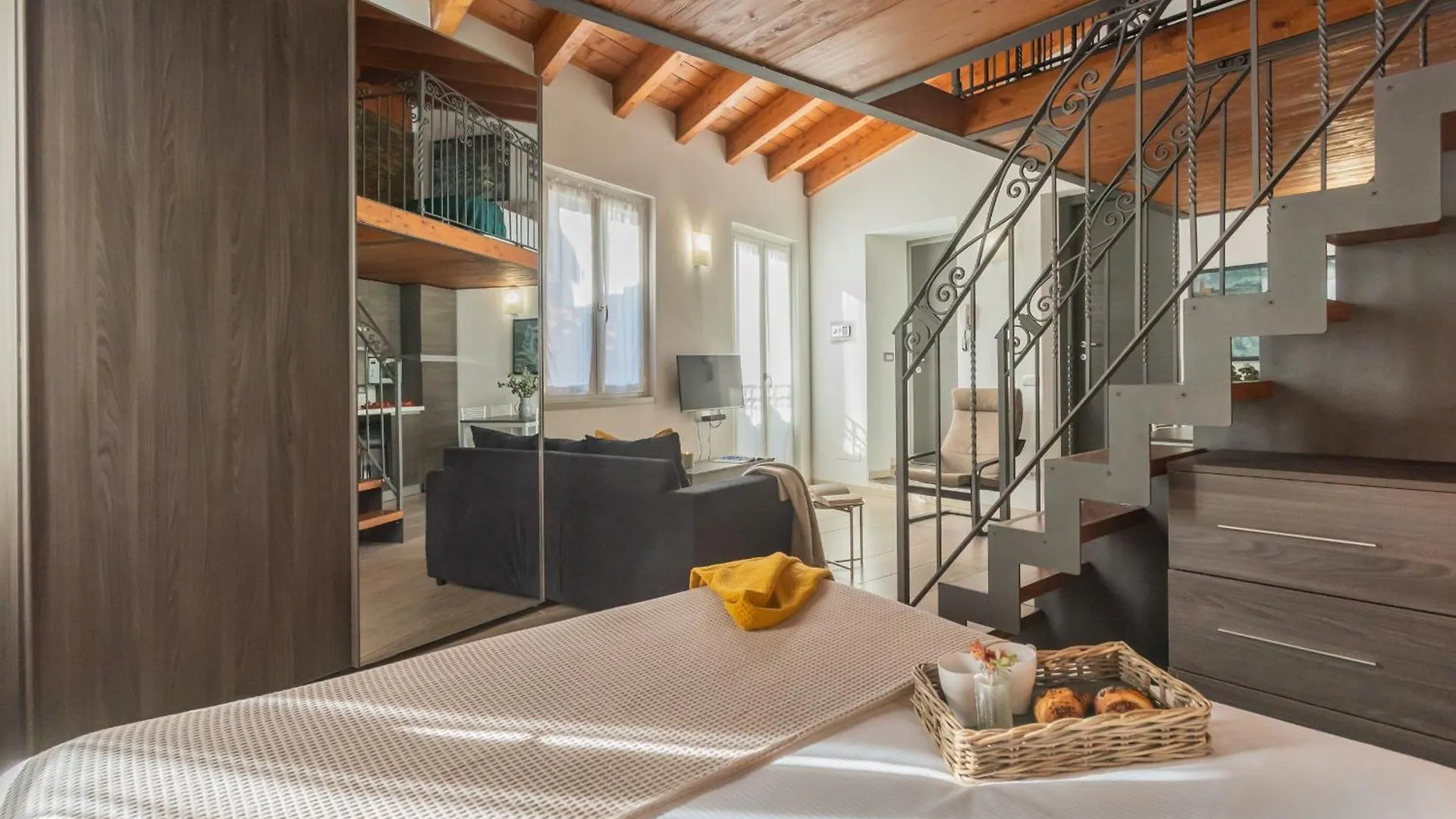Domus In Como By Rent All كومو 0*,