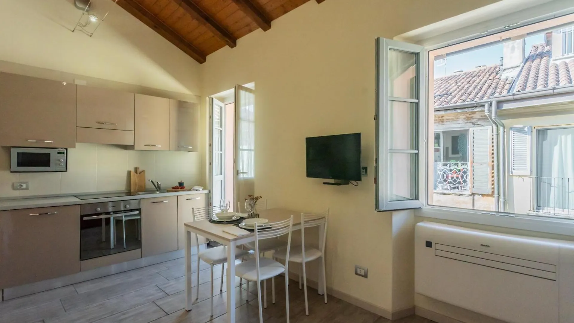 Domus In Como By Rent All كومو 0*,